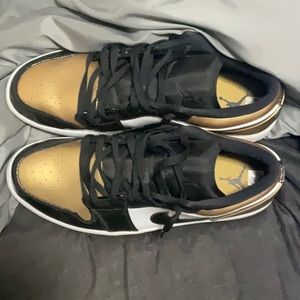 AIR JORDAN 1 LOW GOLD TOE